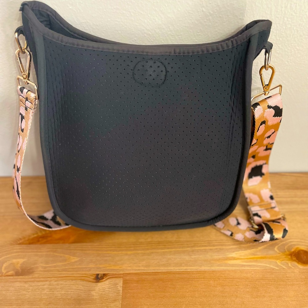 Ahdorned messenger bag